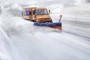 Mercedes-Benz Unimog U 4023 mit Schmidt Stratos Streugerat und Schneepflug 2018 года